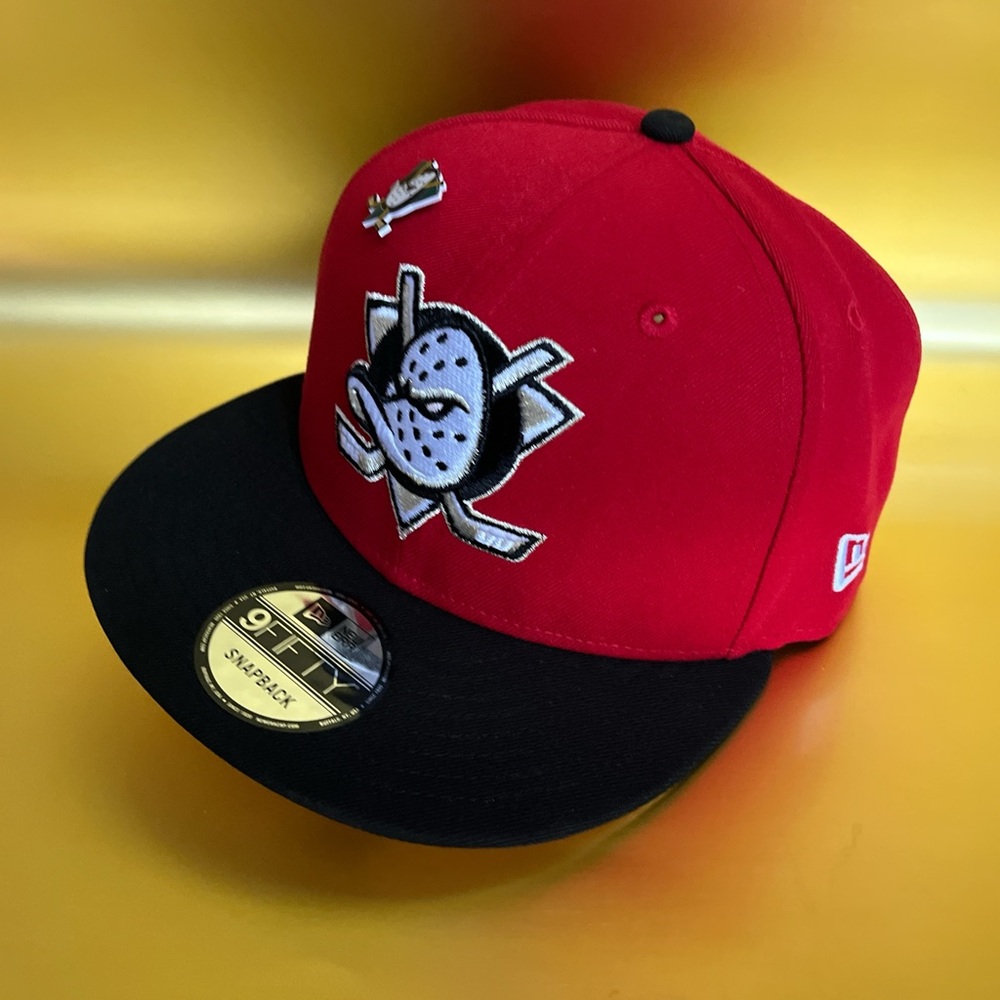 New Era 9fifty Red Two Tone Anaheim Ducks Snapback Cap - Picture 3 of 5